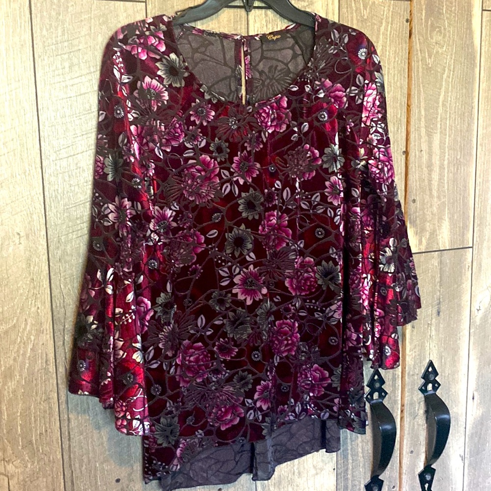 Cupio Velvet Bell Sleeve Women’s Top. Maroon Floral Bloom. Size Large.